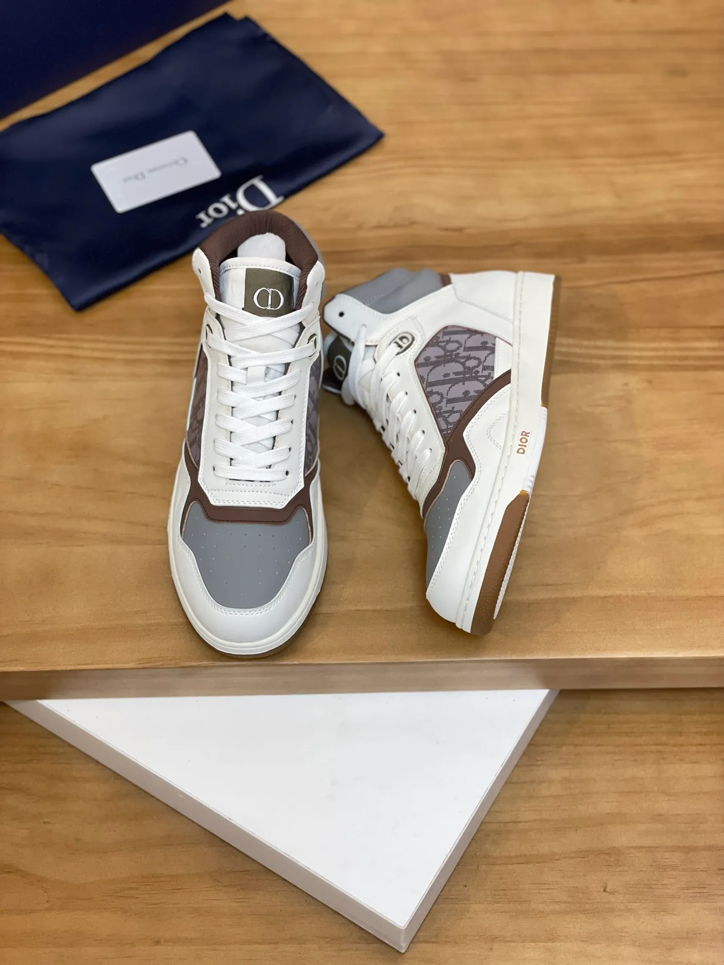Men's shoes: 💰P460¥ Product trademark: Dior* "Dior*" high-top casual shoes Regular size: 38-44 (can be customized to 45.46) Product materials: Upper imported cowhide stitched with original fabric, breathable lining, original outsole. Number: 1006
